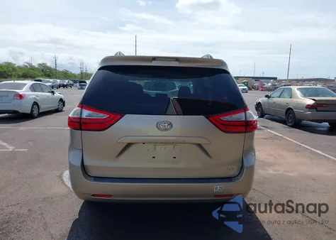 2016 Toyota Sienna Le 8 Passenger z USA, uszkodzony, nr VIN 5TDKK3DC3GS735927